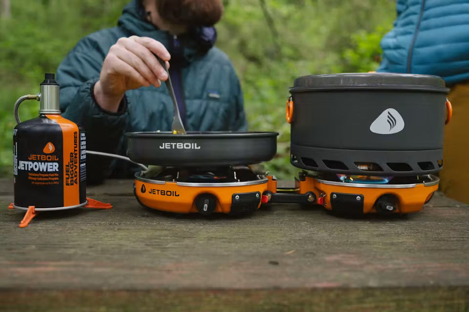 Retkikeitin Jetboil Genesis: oranssi ja harmaa keitin sekä polttoainesäiliö