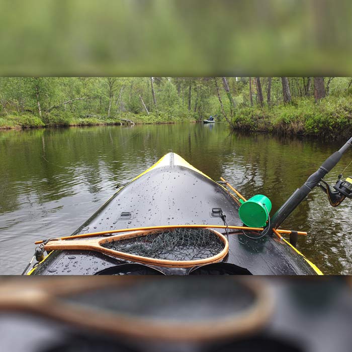 Packraftin keulalle asennettu vapateline, keltainen kehys ja vihreä osa edessä